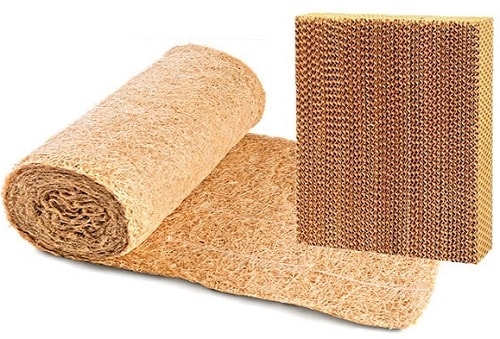 ما هو الفرق بين مكيف الماء السليلوزي ومكيف الماء العادي (القش)؟