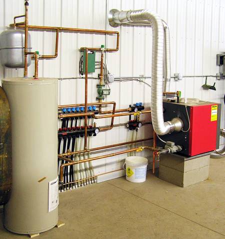 غلاية من الحديد الزهر في غرفة المحرك