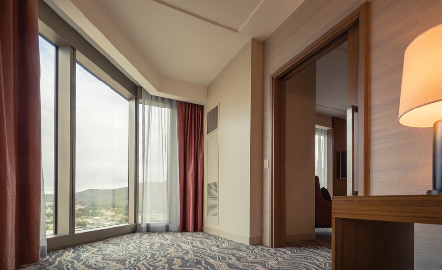 ما هو أداء وحدة الملف و المروحة ذات الأربعة أنابيب؟