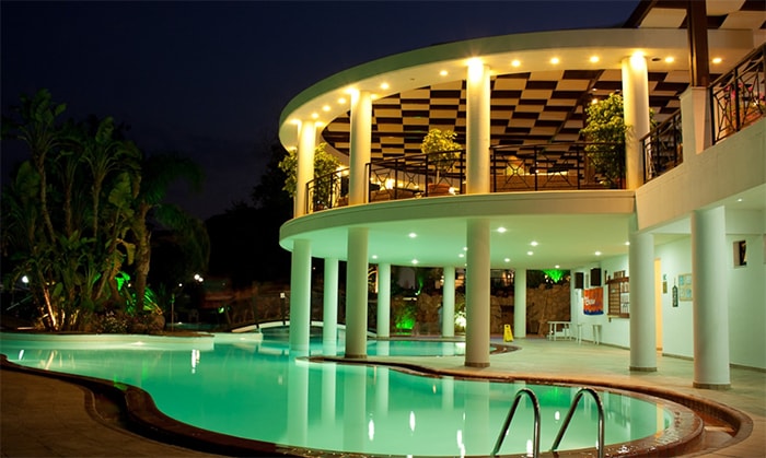 نمونه طراحی و ساخت استخر و جکوزی ویلایی